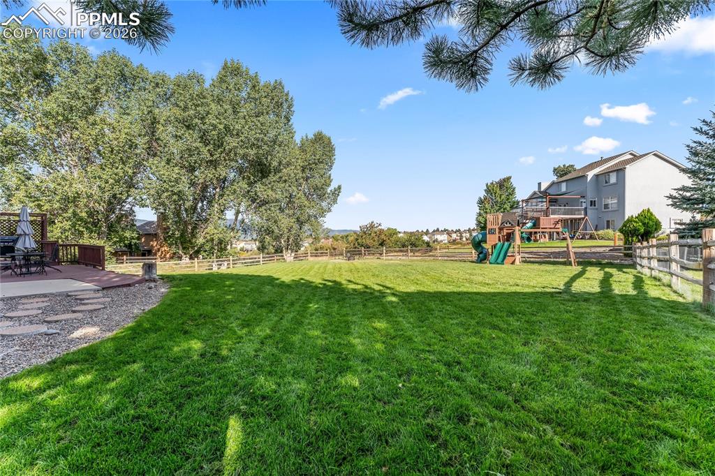 Image 43 of 48: Yard