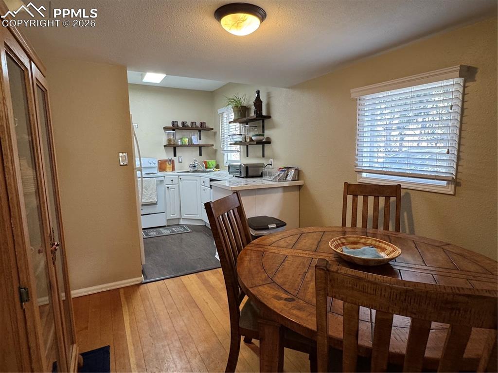 Image 10 of 22: Dining Area