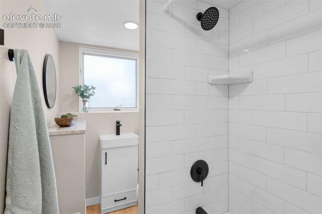 Image 23 of 31: Bathroom