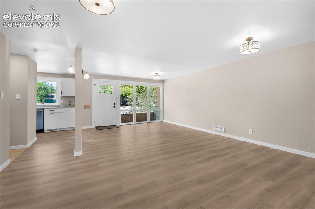 Image 6 of 31: Living Room