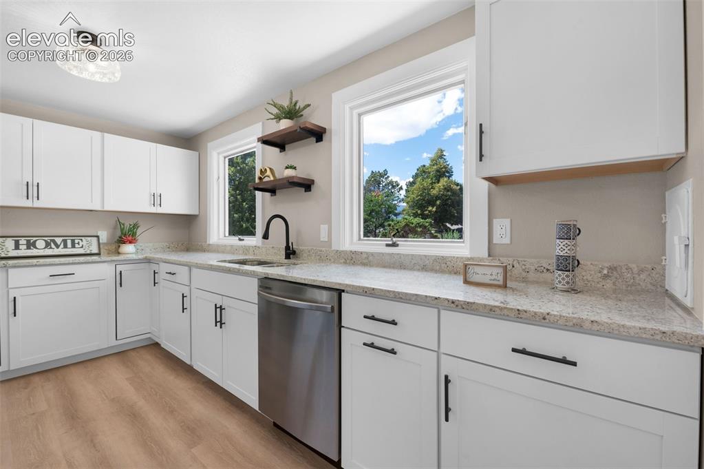 Image 7 of 31: Kitchen