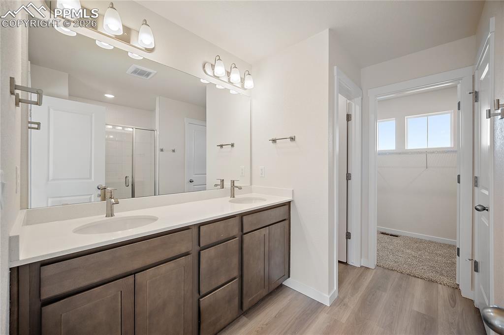 Image 28 of 43: Bathroom