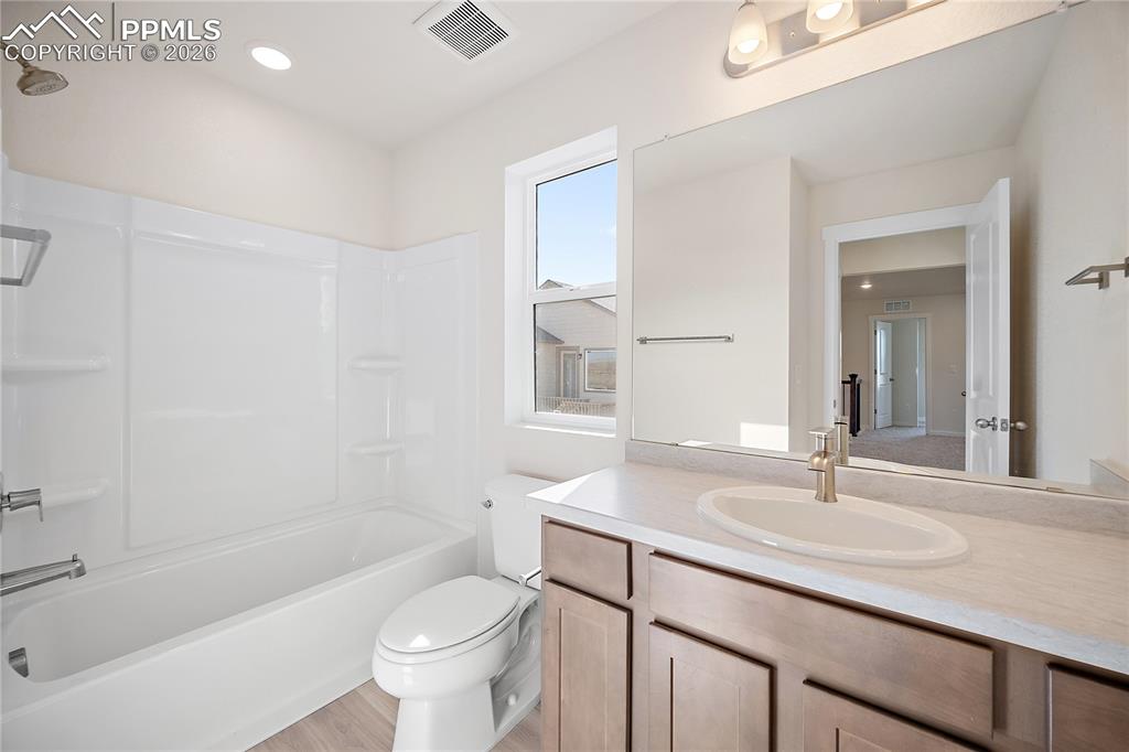 Image 33 of 43: Bathroom