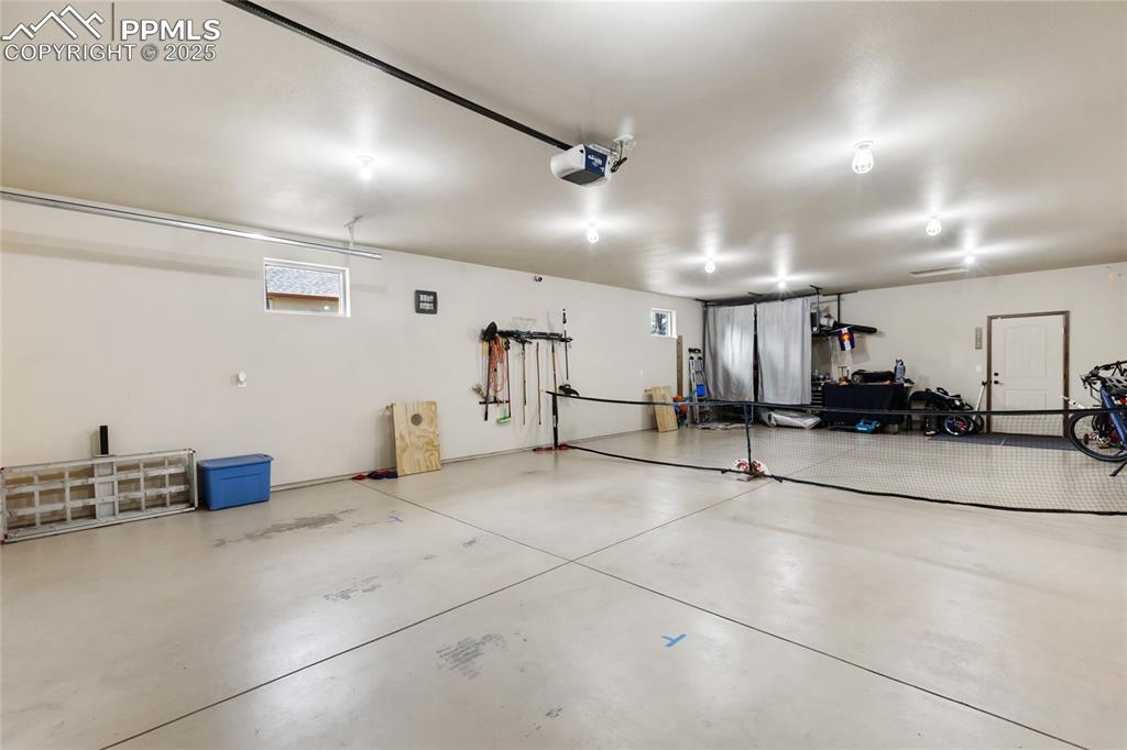 Image 35 of 40: Garage