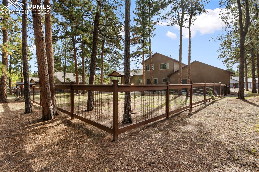 Image 39 of 40: Yard