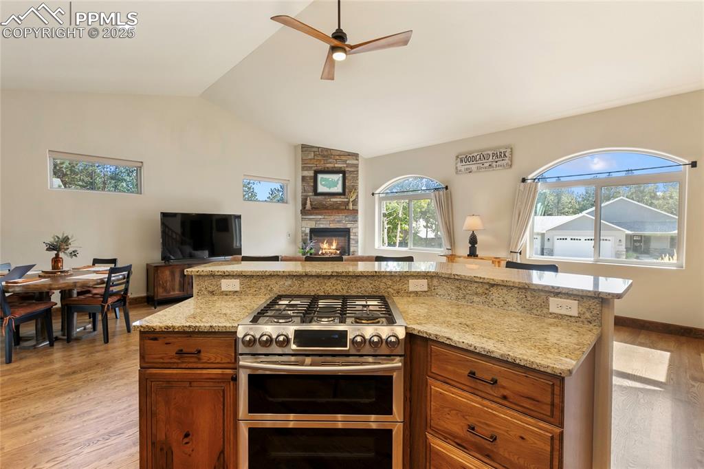 Image 7 of 40: Kitchen