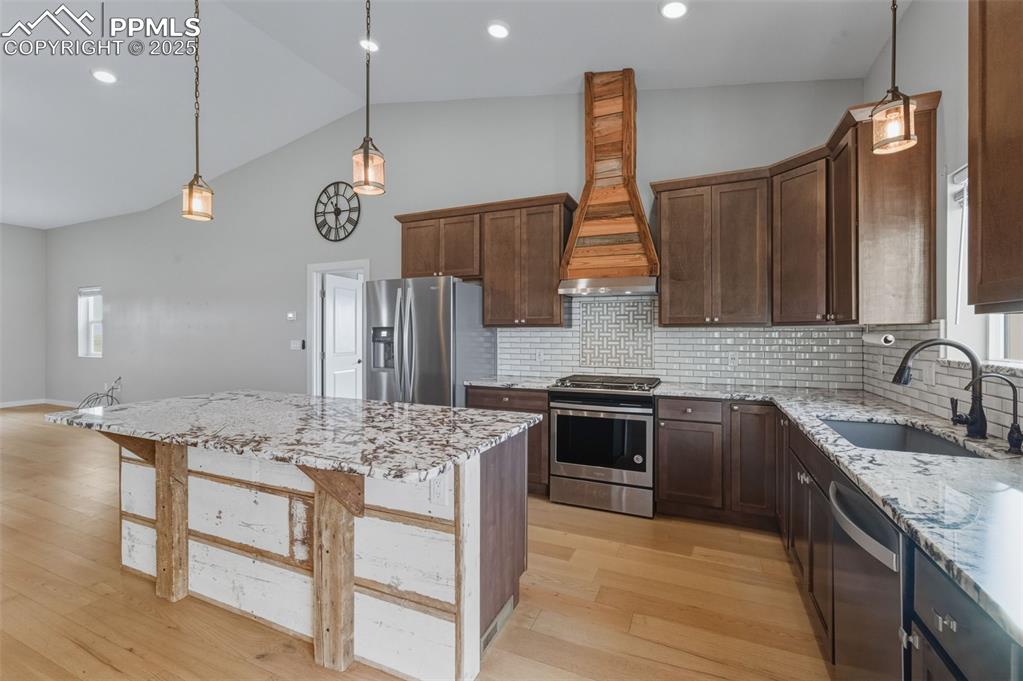 Image 10 of 50: Gas Range.