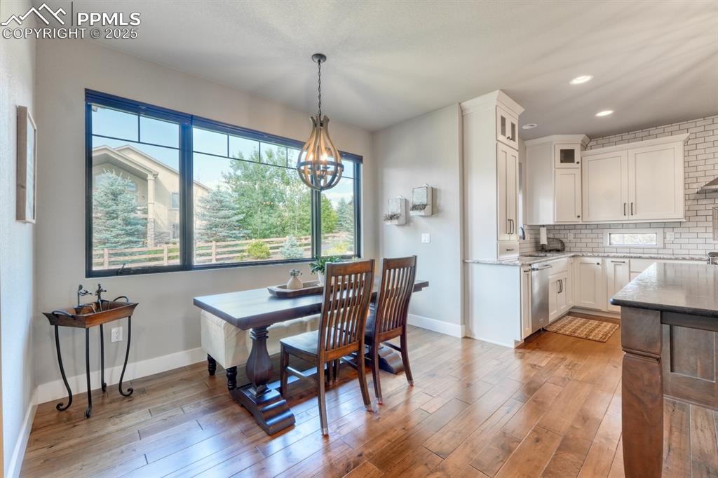 Image 11 of 46: Eat-in dining area 