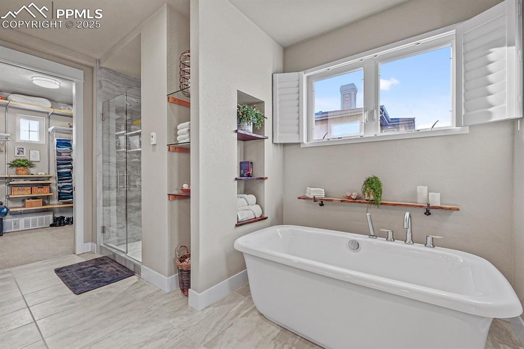 Image 18 of 46: Primary Luxurious bathtub