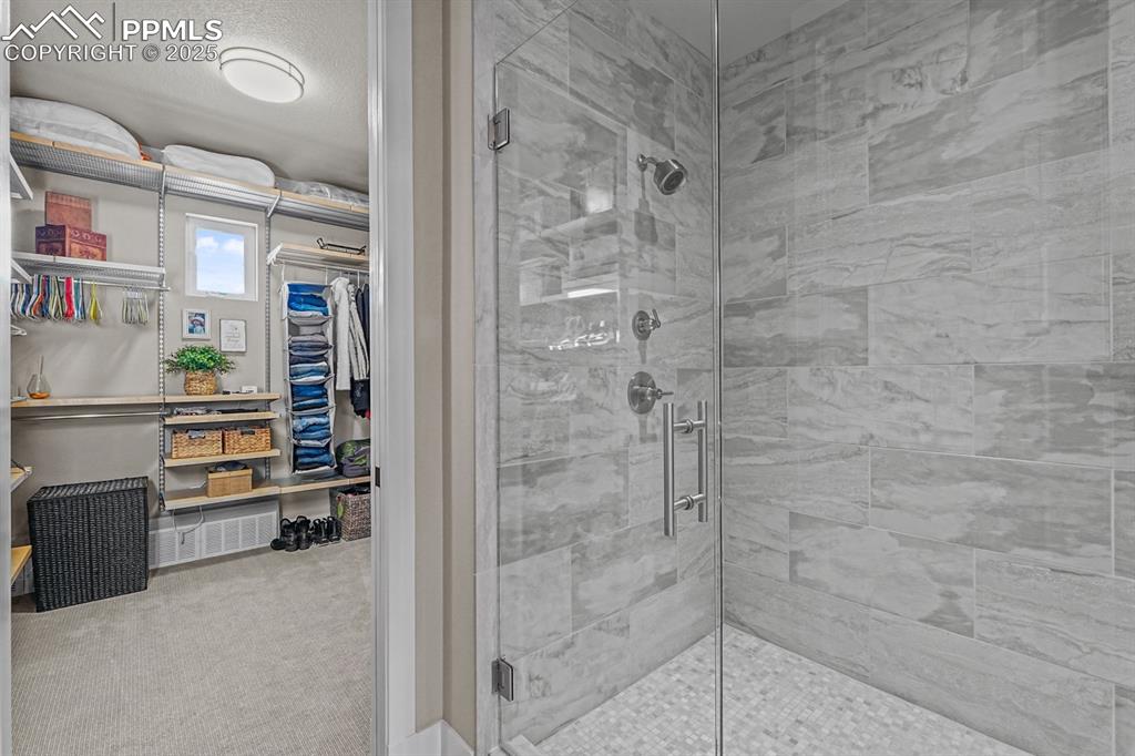 Image 19 of 46: Large tiled shower