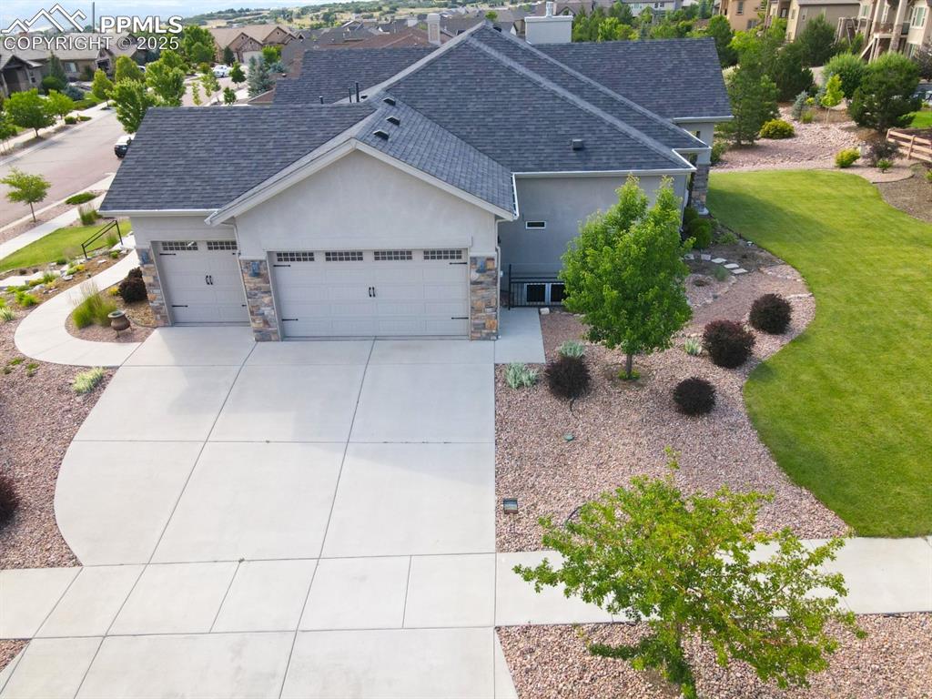 Image 7 of 46: 3 car garage 