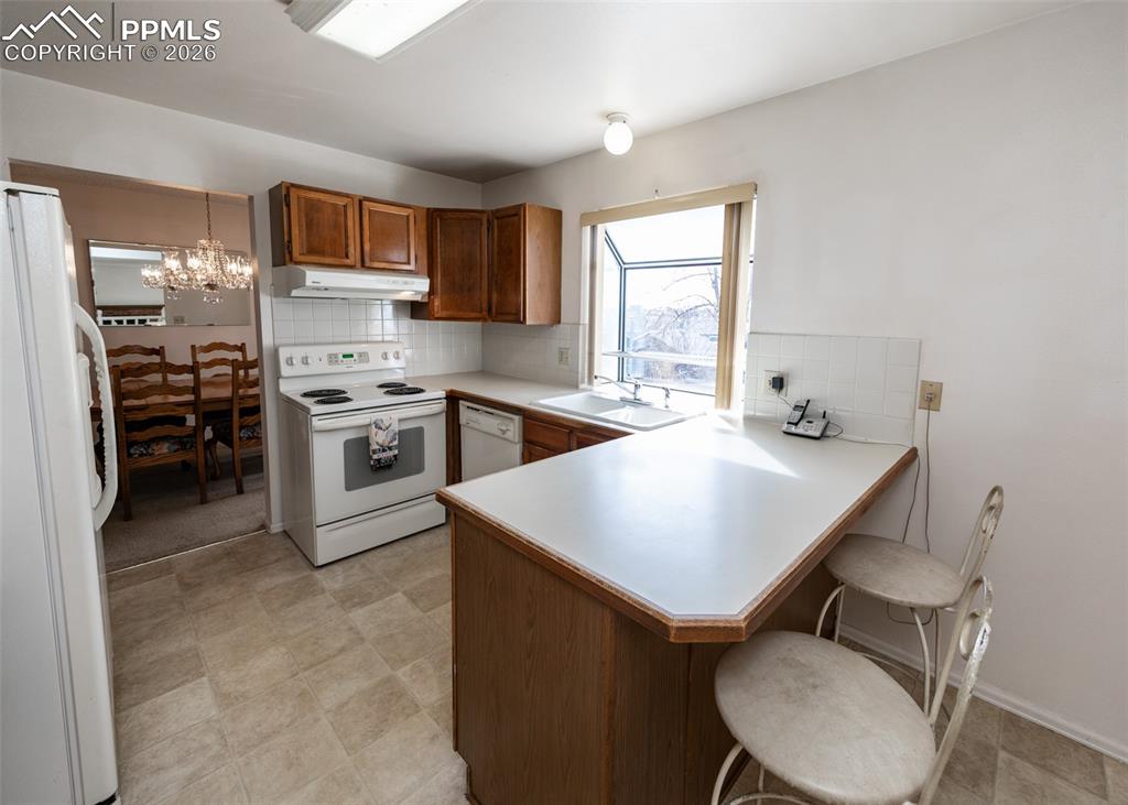 Image 11 of 30: Kitchen