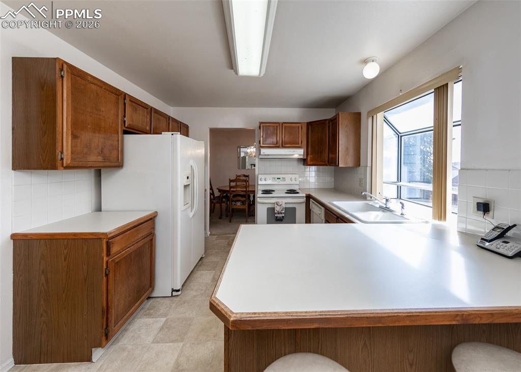 Image 12 of 30: Kitchen