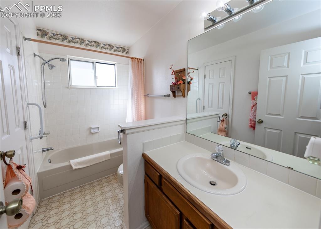 Image 19 of 30: Bathroom