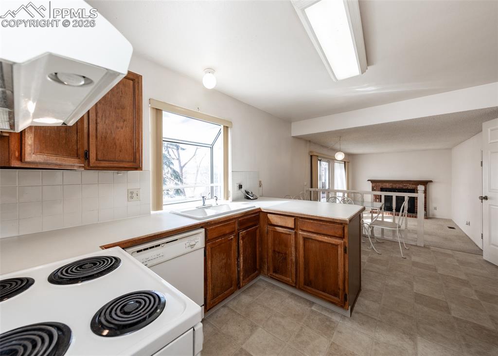 Image 9 of 30: Kitchen