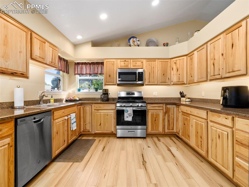 Image 10 of 38: Kitchen