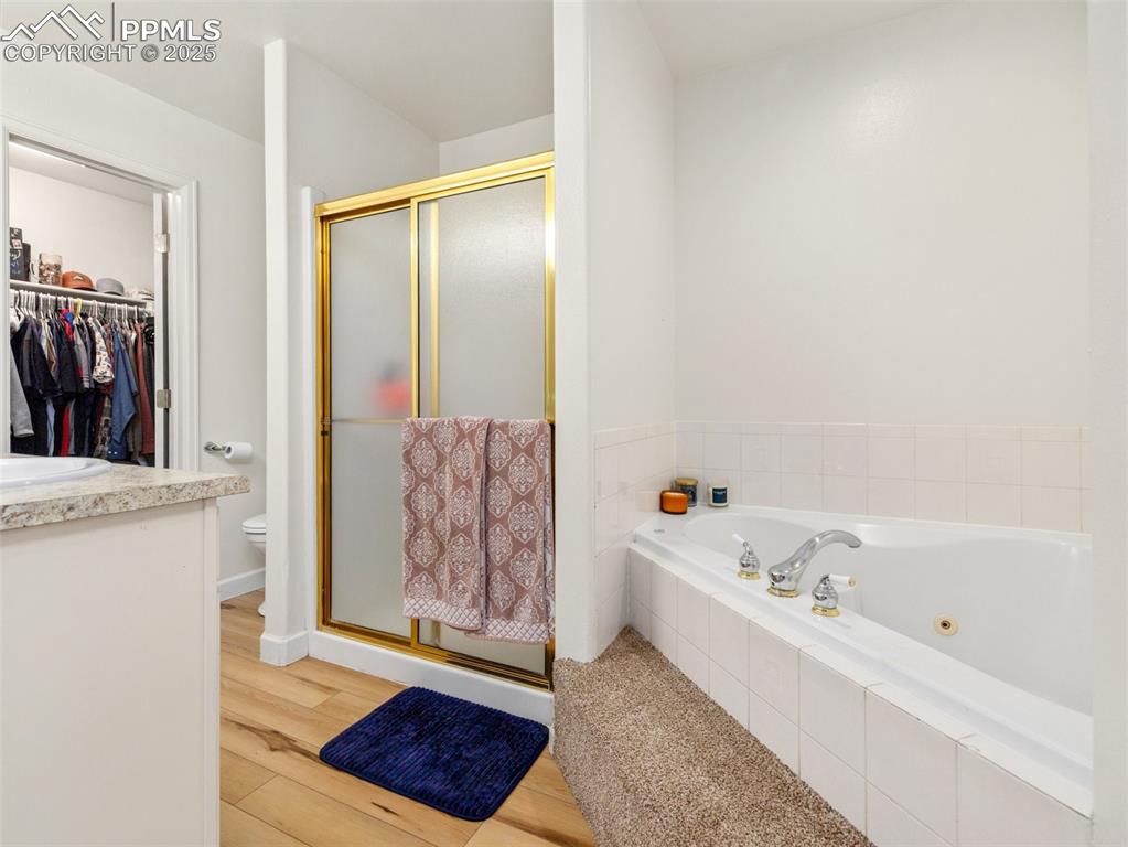 Image 19 of 38: Bathroom