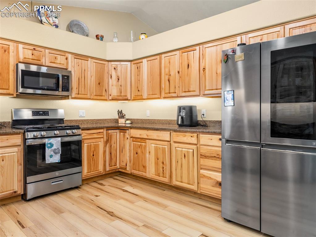 Image 9 of 38: Kitchen