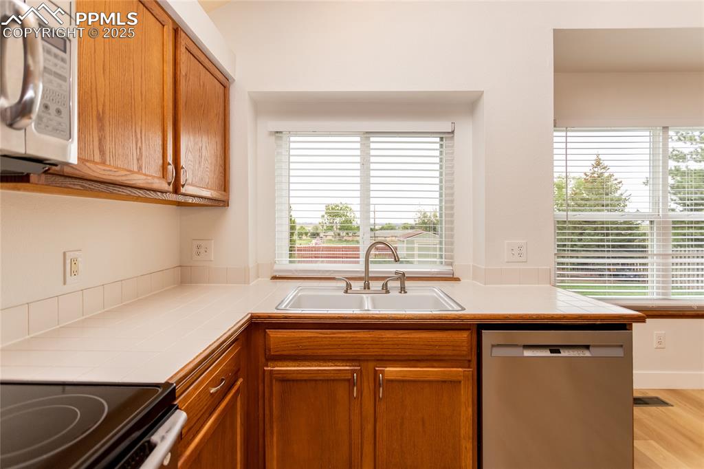 Image 11 of 45: Kitchen