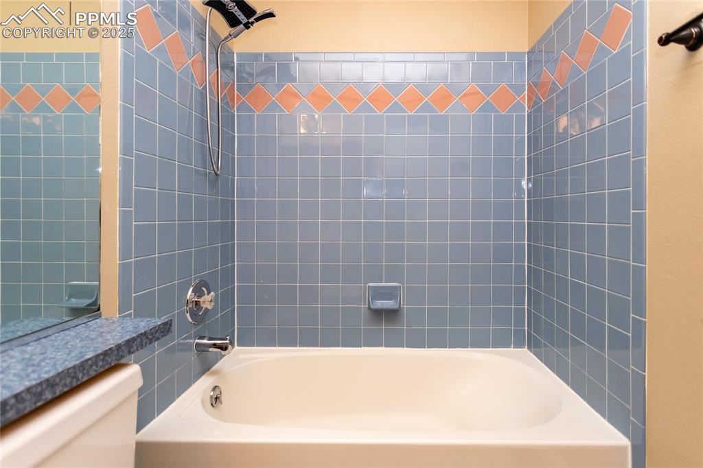 Image 31 of 45: Bathroom