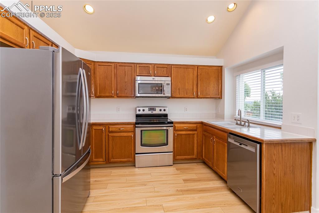 Image 9 of 45: Kitchen