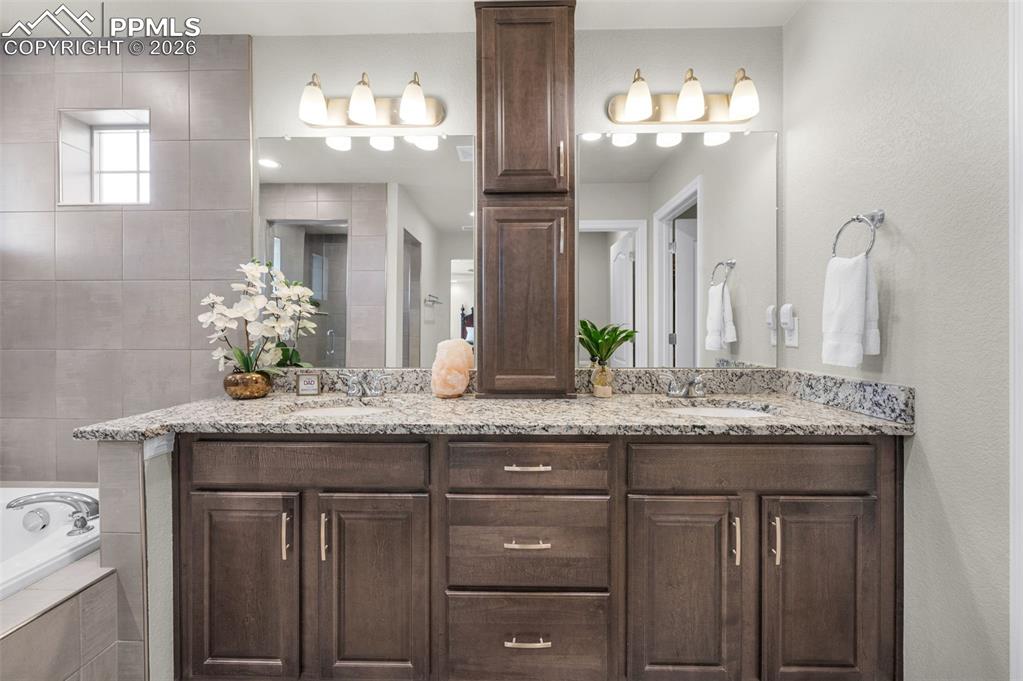 Image 19 of 43: Bathroom