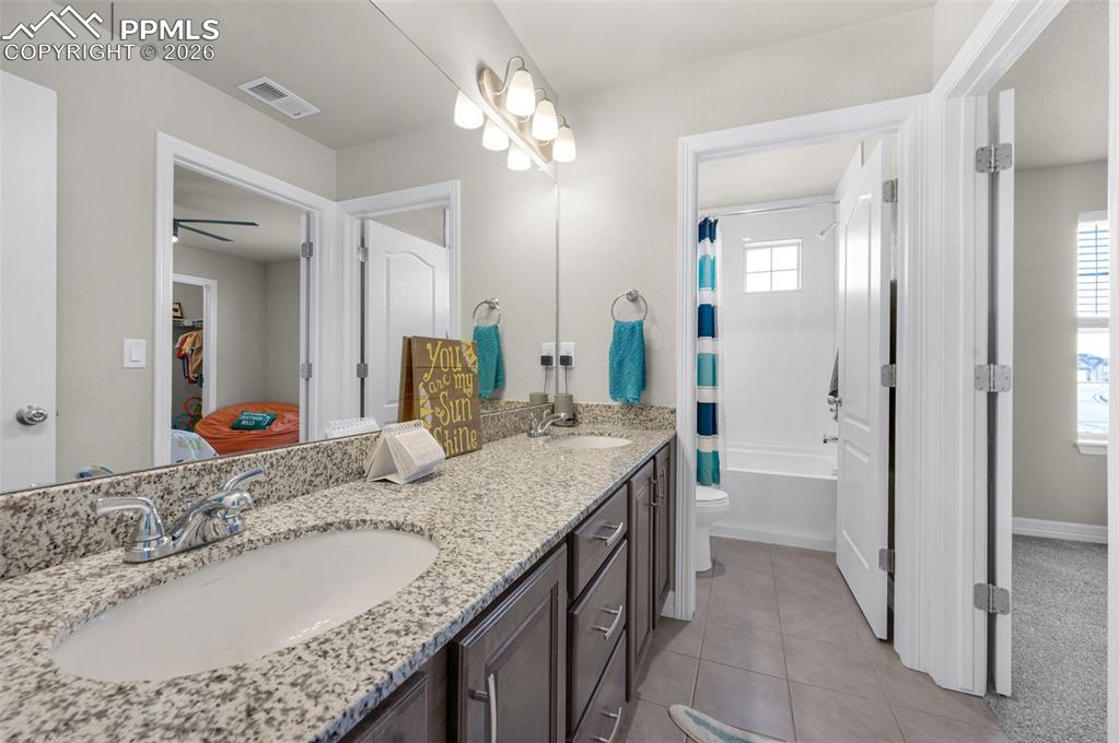 Image 23 of 43: Bathroom