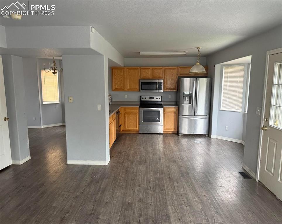 Image 4 of 9: Kitchen