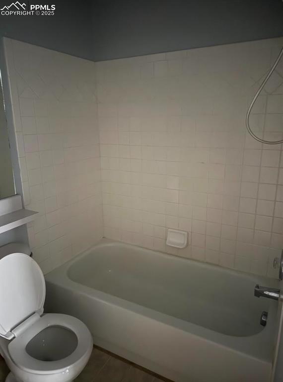 Image 8 of 9: Bathroom