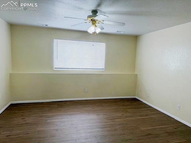 Image 3 of 11: Living Room