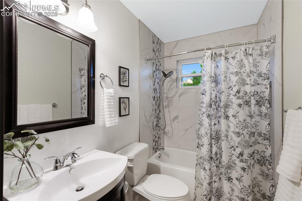 Image 11 of 20: Bathroom