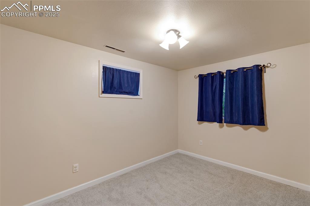 Image 14 of 20: Bedroom