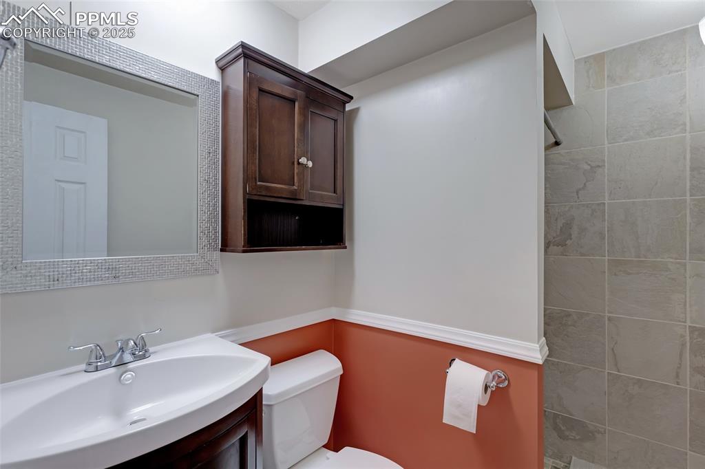 Image 16 of 20: Bathroom