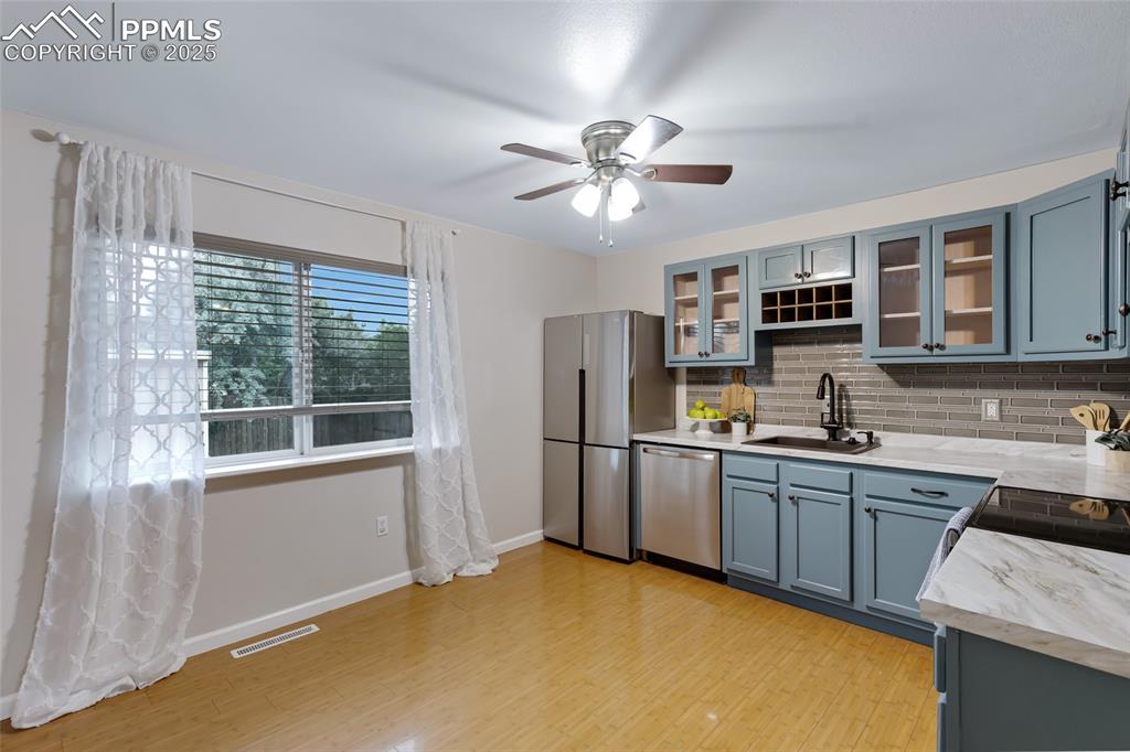 Image 6 of 20: Kitchen