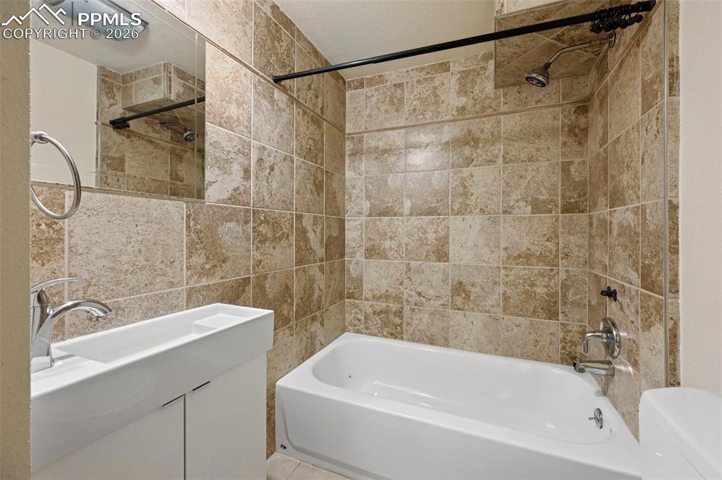 Image 23 of 33: Bathroom