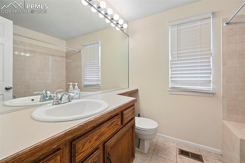 Image 24 of 33: Bathroom