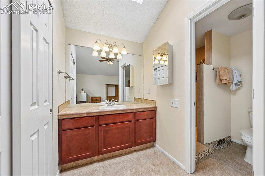 Image 25 of 33: Bathroom