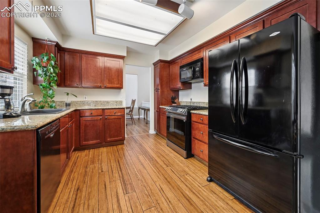 Image 3 of 33: Kitchen