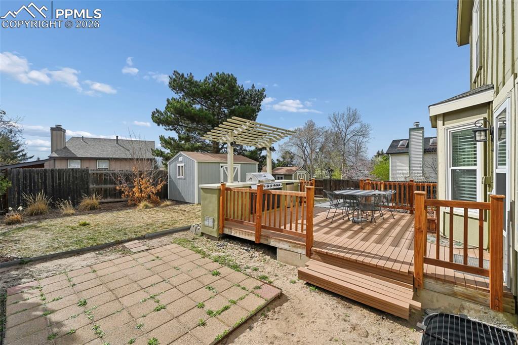 Image 30 of 33: Deck