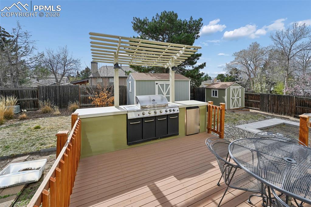 Image 32 of 33: Deck