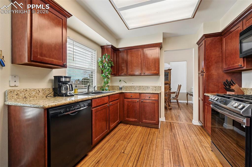 Image 5 of 33: Kitchen