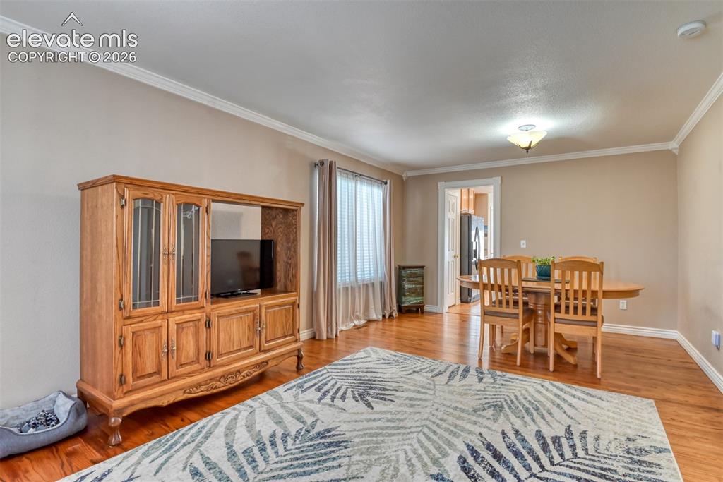 Image 11 of 50: Dining Area