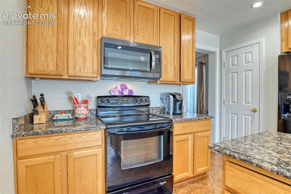 Image 6 of 50: Kitchen