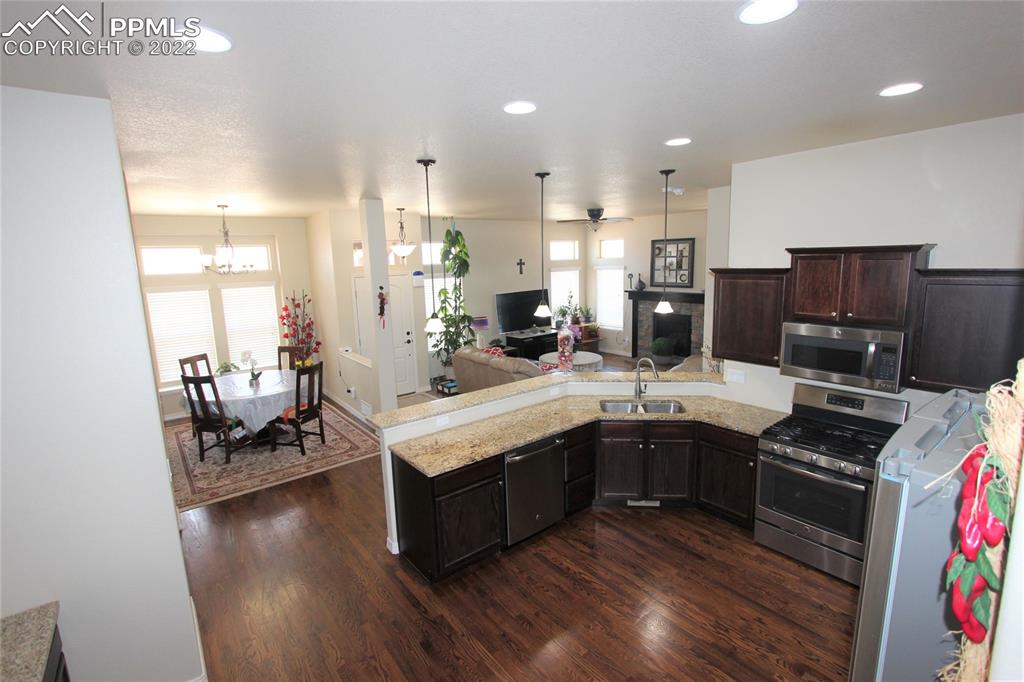 Listing 1944907, Image 4 of 41