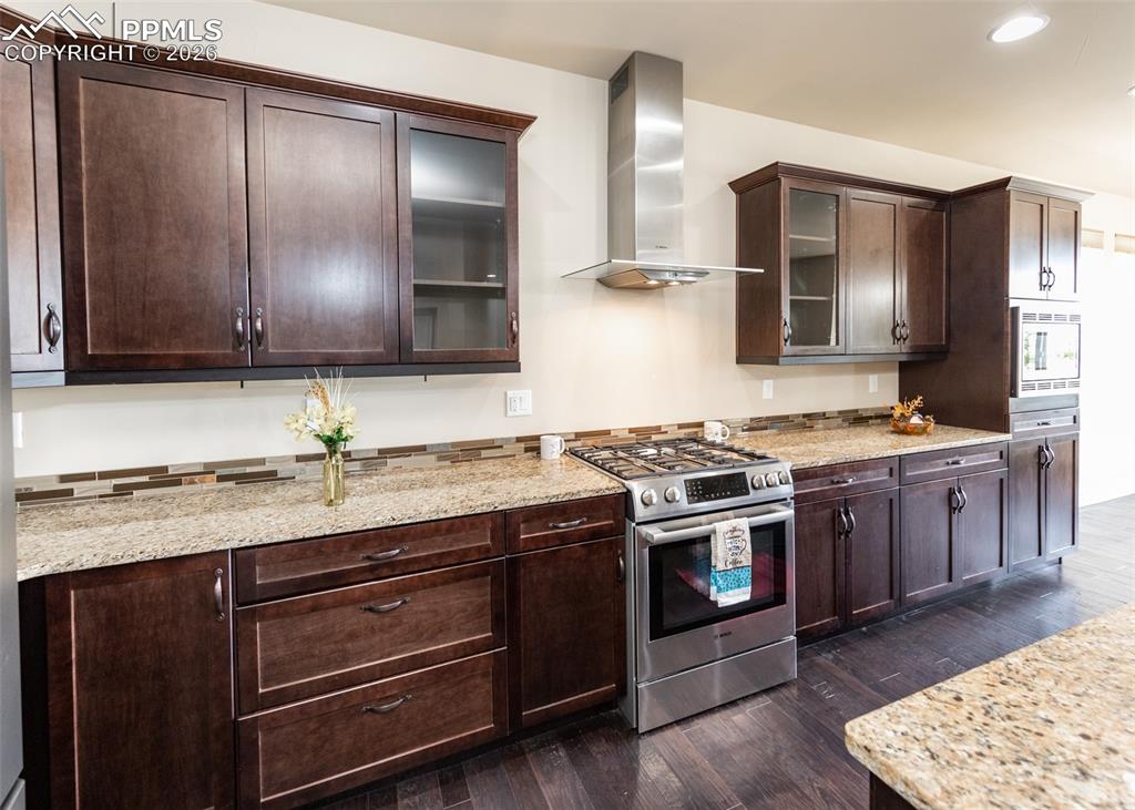 Image 13 of 39: Kitchen