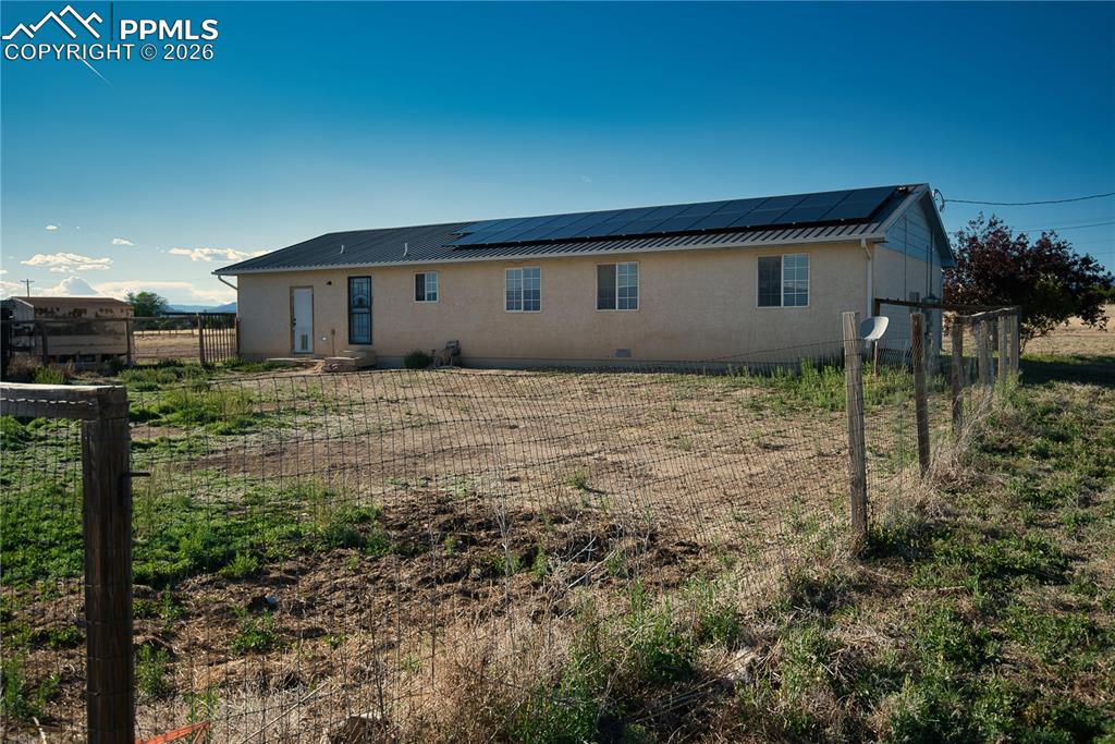 Image 19 of 27: Large fenced back yard 