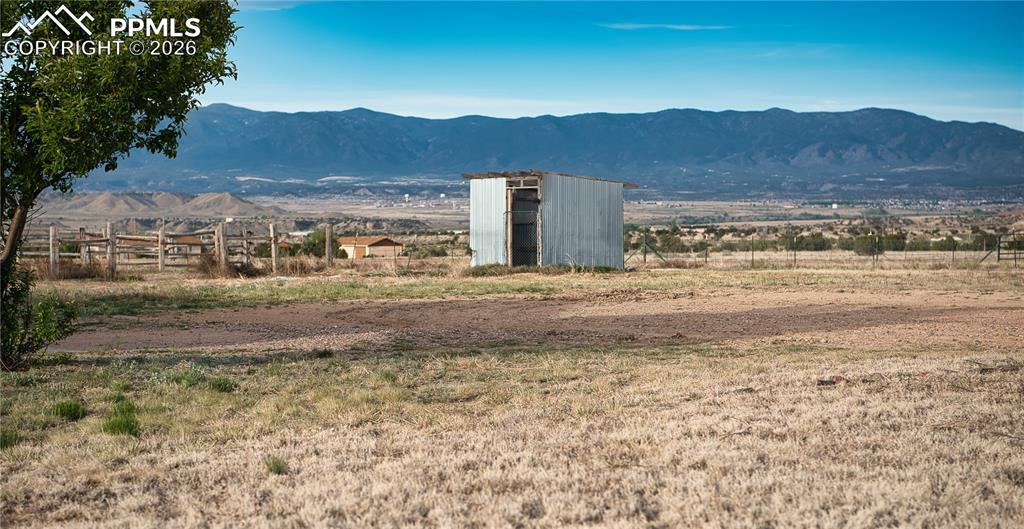 Image 23 of 27: Loafing shed with gorgeous mountain view
