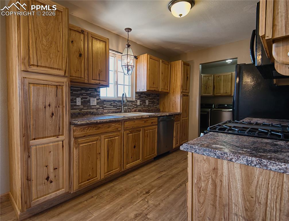 Image 3 of 27: Beautiful Hickory cabinets with a nice tile backsplash.