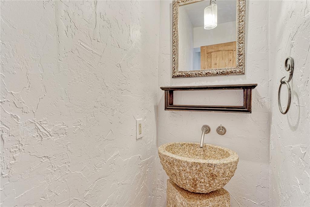 Image 13 of 49: Half bath on main