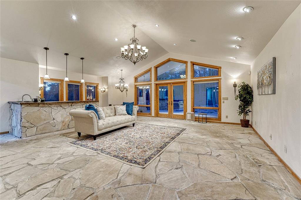 Image 2 of 49: Light and bright living room 